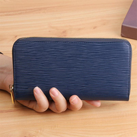 Dompet Clutch Pria Wanita dengan Resleting Kulit Mikrofiber Kapasitas Besar Warna Permen Gaya Jepang dengan Pola Riak Air.