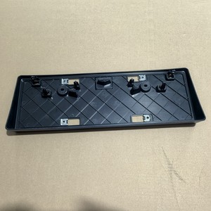 กรอบป้ายทะเบียนหน้ารถ Lexus รุ่น 52114-50480 แบบตะขอพลาสติก ระยะห่างรู 200 มม. - Product Image 2
