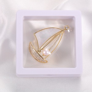 เข็มกลัดเรือใบเรียบลื่นจาก Zhuji Jewelry ประดับเปลือกหอยฝังเพชรซิคอน พร้อมไข่มุกน้ำจืดแท้ ดีไซน์ดอกไม้ประดับอก - Product Image 4