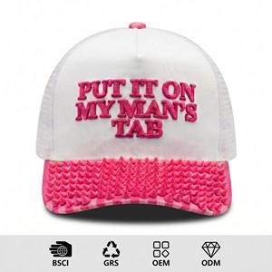 Cappello trucker personalizzato <span class=keywords><strong>con</strong></span> bordo a punta rosa, ricamo 3D in rilievo, <span class=keywords><strong>con</strong></span> scritta 'PUT IT on MY MAN'S TAB', stile punk Y2K, estetica GRS, prodotto da un'azienda sostenibile. - Product Image 1
