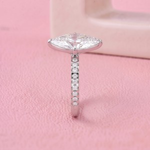 Anillo Solitario con Diamante Corte Marquesa y Banda Pavé en Oro Sólido para Joyería Fina Nupcial de Diseño Moderno - Product Image 2