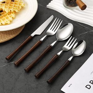 <span class=keywords><strong>Set</strong></span> di posate occidentali a forma di cintura in acciaio inossidabile 304, <span class=keywords><strong>set</strong></span> di posate per <span class=keywords><strong>bistecca</strong></span> con coltello, forchetta e cucchiaio con manico in legno lucido a forma di ala di pollo - Product Image 3