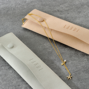 Nouveau bracelet de luxe sac de rangement pour bijoux emballage cadeau ensemble de pochettes et de tampons en microfibre à longue chaîne avec bouton imprimé personnalisé - Product Image 3