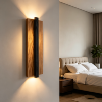 Lampe murale LED créative en fer et bois massif, design moderne et simple, à bande verticale longue, pour salon, chambre et éclairage décoratif d'escalier
