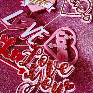 ท็อปเปอร์เค้กวันวาเลนไทน์อะคริลิค รูปน้ำผึ้งและหวานๆ ตกแต่งรูปหัวใจสำหรับเค้ก - Product Image 2