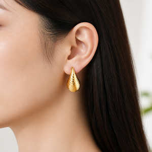 Boucles d'oreilles clous sculpturales en forme de goutte d'eau, en acier inoxydable plaqué or 14K sous vide, forme de goutte côtelée et incurvée avec fermoirs à tige - Product Image 5