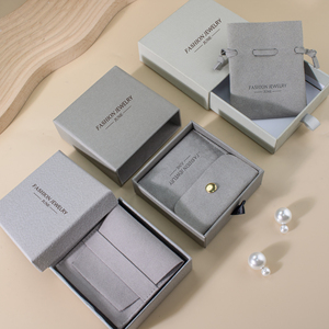 Set <span class=keywords><strong>di</strong></span> imballaggi <span class=keywords><strong>di</strong></span> gioielli <span class=keywords><strong>di</strong></span> <span class=keywords><strong>lusso</strong></span> Logo personalizzato in microfibra custodia con inserto tampone per pulire la scatola del cassetto <span class=keywords><strong>di</strong></span> carta per gioielli - Product Image 2