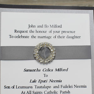 Élégantes cartes d'invitation de mariage personnalisées noires à trois volets avec bande de maintien et cartes RSVP - Product Image 5