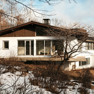 Aménagement intérieur de toute la maison avec structure en bois japonaise et mobilier sur mesure pour villa de montagne vue sur la forêt - Product Image 1