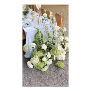 Centrotavola di Lusso con Sfere Floreali Bianche e Verde Salvia per Decorazioni Matrimoniali a Tema Foresta - Product Image 4