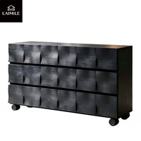 Commode noire moderne à 9 tiroirs avec façade incurvée et roulettes, une pièce en bois luxueuse idéale pour votre chambre ou votre salon