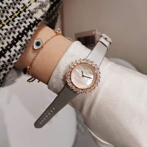 นาฬิกาควอทซ์สุดหรูสำหรับผู้หญิงหน้าปัดเพชรรูปทรงกลีบดอกไม้สแตนเลส31มม. สายหนังสไตล์เรียบง่าย - Product Image 2