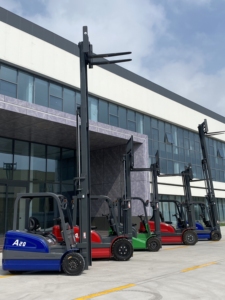 מלגזה חשמלית בעלת ארבעה גלגלים, קיבולת 2-3 טון, סוללת ליתיום-יון, אחריות לשלוש שנים, מלגזה להרמת מכולות לשימוש שטח - Product Image 4