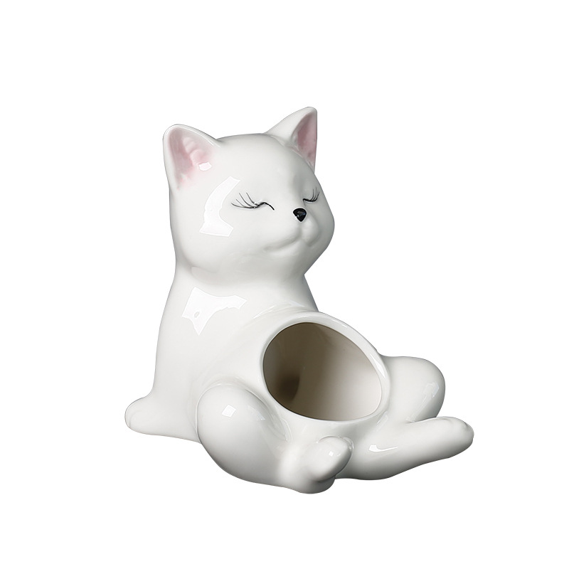 Gatto bianco sdraiato