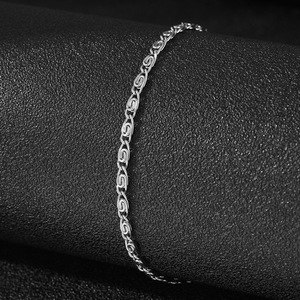 Bracciale a catena sottile geometrico e personalizzato in acciaio inossidabile placcato oro 18 carati - Gioielli di alta gamma alla moda - Product Image 3