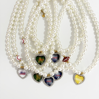 Collier en perles imitation 10 mm avec pendentif cœur en strass et logo personnalisé, collier en perles avec logo d'équipe de baseball pour femme, vente en gros