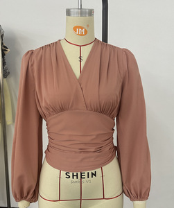 Nouveau T-<span class=keywords><strong>shirt</strong></span> uni froncé à manches longues pour <span class=keywords><strong>femme</strong></span> Printemps 2026, Haut tendance à col en V cintré à la taille et manches courtes – Vente en gros transfrontalière - Product Image 3