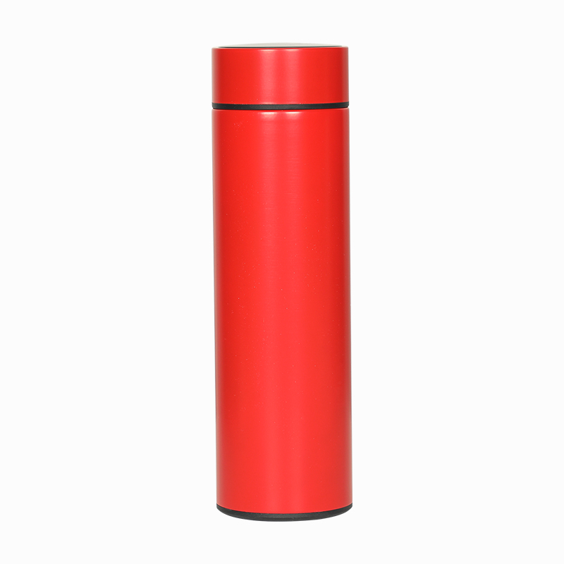 Botellas de agua rojas brillantes
