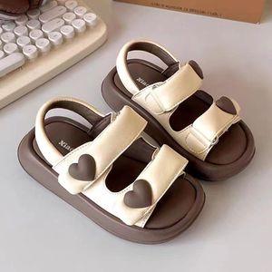 Sandali Estivi per Bambine 2026 Nuovi Arrivi a Tema Cuore <span class=keywords><strong>Scarpe</strong></span> da Principessa Sandali Casual da Spiaggia con Punta Aperta per Bambine - Product Image 3