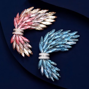 Broche Luxuoso em Formato de Asa de Liga Metálica, Corsage Feminino de Alta Qualidade com Cristais Exquisitos e Elegantes, Design Subtilmente Opulento - Product Image 3