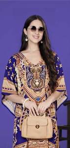 Robe longue caftan en viscose pour femme africaine, coupe ample, style poncho kimono, aspect satiné soyeux, idéale pour les vacances, les loisirs et les soirées bohèmes. - Product Image 4