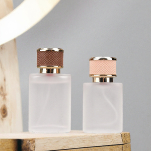 Flacon de parfum en verre sérigraphié sur mesure de luxe 30ml 50ml, carré givré avec capuchon en cuir marron doré et pulvérisateur à brume fine - Product Image 3