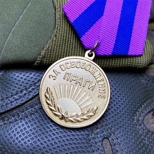 Medallas de Metal Personalizadas al por Mayor, Bañadas en Oro (Conmemorativas Soviéticas de Praga), Personalizables con Esmalte Duro e Impresión UV Artística - Product Image 2