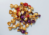 Vente en gros de boîtes cadeaux personnalisées à double cœur avec étiquette privée OEM, remplies de chocolat composé au cacao, de friandises croquantes et de pralines