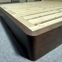 Meubles sur mesure de luxe, haute qualité, chambre à coucher moderne, lit king size en chêne avec tête de lit capitonnée.