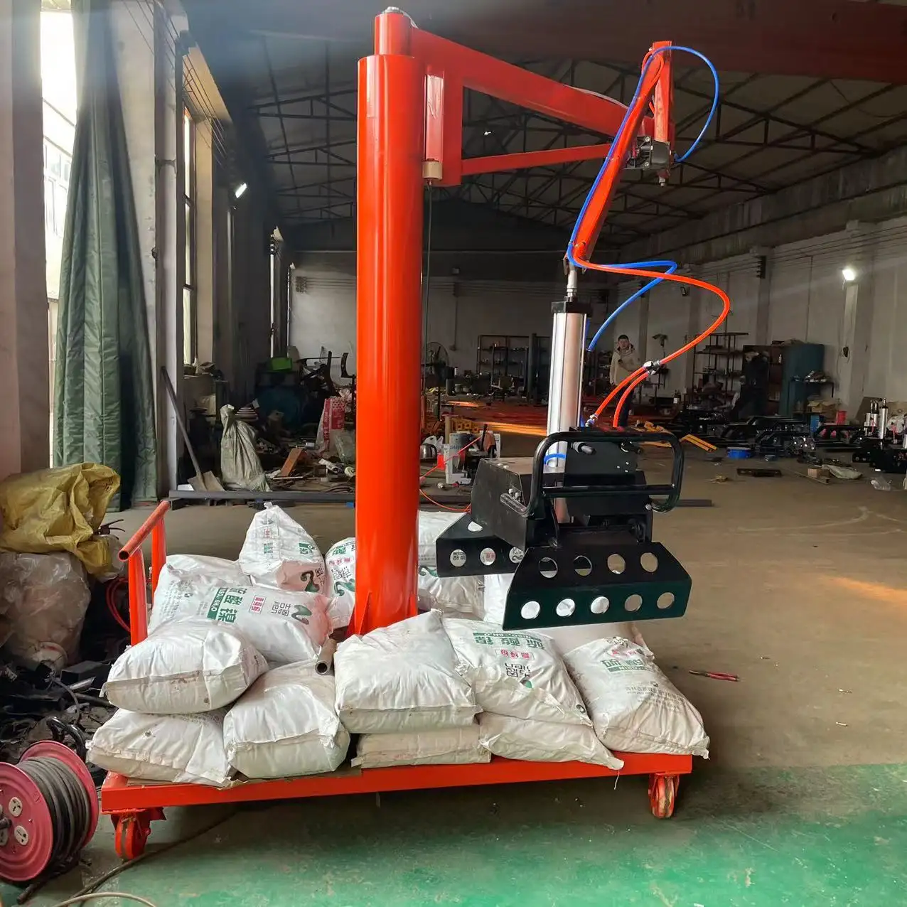 Pneumatic mechanical gripper balance crane to help fertilizer hydraulic cement handling loading and unloading mechanical arm