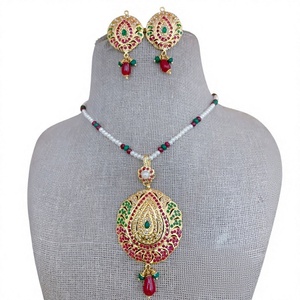 Conjunto de Collar Jadau Chapado en Oro de Diseño de Alta Calidad con Aretes para Bodas y Colección Festiva para Mujer - Product Image 2