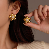 Anting-anting kancing bunga retro berlapis emas 18k, desain tekstur geometris, perhiasan mutiara, anting-anting stainless steel