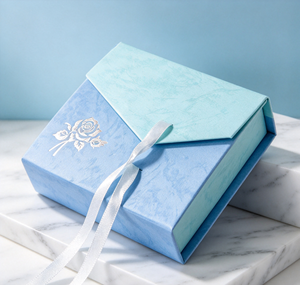 Boîte à bijoux à rabat de style enveloppe en papier spécial dégradé bleu haut de gamme, faite à la main et écologique, avec motif gaufré rose argenté - Product Image 5