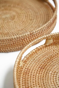 Plateau de service rond en bambou tressé à la main avec poignées, non toxique, décoratif et contemporain, en osier, pour table basse et événements festifs - Product Image 5