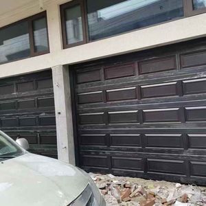 <span class=keywords><strong>Porte</strong></span> <span class=keywords><strong>de</strong></span> <span class=keywords><strong>garage</strong></span> automatique personnalisée <span class=keywords><strong>avec</strong></span> <span class=keywords><strong>porte</strong></span> piétonne intégrée pour un accès pratique - Product Image 1