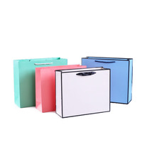 Sac en papier pour vêtements de haute qualité en gros d'usine Sac en papier fourre-tout cadeau à provisions de luxe avec logo