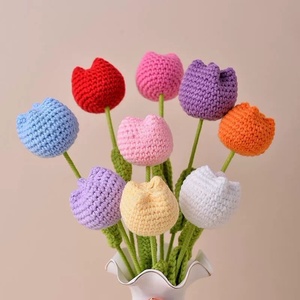 Flores de Tulipán de Ganchillo Hechas a Mano - Tulipanes Artificiales de Color Personalizado para Graduación, Día de la Madre, Día del Padre - Product Image 1