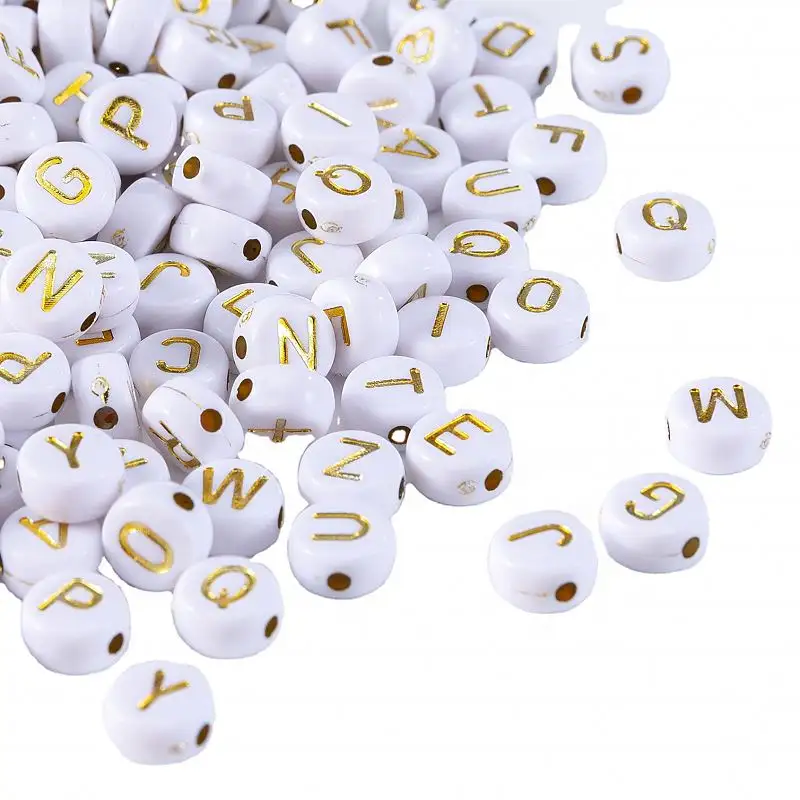 Vente en gros de perles de lettres en plastique blanc rond or de 4mm x 7mm, perles d'alphabet en acrylique plates et rondes