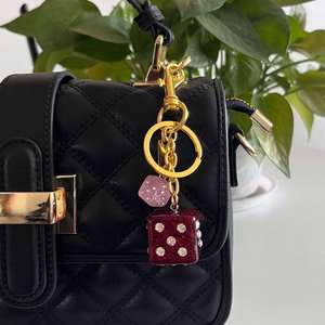 Porte-clés en gros rouge et rose en forme de dés, scintillant et tendance, pour femmes, mignon, breloque pour sac de voiture, cadeau pour étudiants, accessoire pendentif - Product Image 4