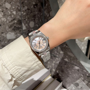 Montre classique à cadran argenté avec un saphir serti de diamants étincelants, lunette finie à la main, bracelet en acier inoxydable poli - Product Image 5