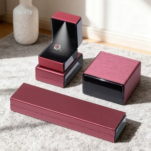 Boîte à bijoux carrée élégante EVERWIN avec éclairage LED, boîte à bagues, étui de rangement pour pendentifs et colliers, pour l'emballage de bijoux - Product Image 4