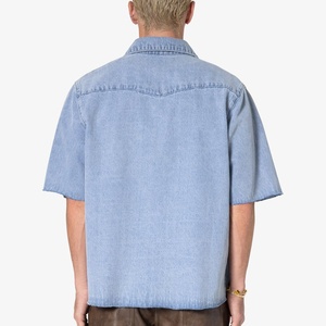 เสื้อเชิ้ตเดนิมแขนสั้นทรงโอเวอร์ไซส์ชายรุ่ย แต่งลายเบลชสปัลเตอร์ กระเป๋าตัดต่อ  รับผลิตตามแบบ OEM - Product Image 3