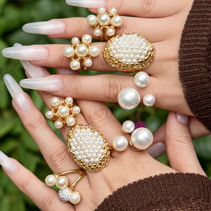 Anillo Abierto de Acero Inoxidable 316 para Mujer con Perlas de Imitación, Chapado en Oro de 18K, Resistente al Deslustre, Banda Ovalada de Lujo Ligero con Diseño Único - Product Image 1
