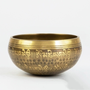 Bol chantant en cuivre du Népal fait main, sculpté avec des écritures, pour la thérapie sonore et la guérison (vente en gros) - Product Image 1