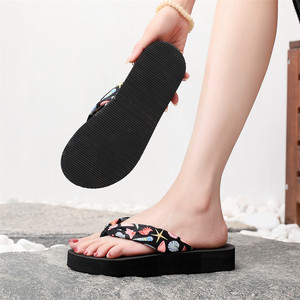 Tongs pour femmes en tissu imprimé coquillages océaniques, à plateforme légère <span class=keywords><strong>compensée</strong></span> en EVA, pour la plage et les vacances, OEM ODM Vente en gros - Product Image 2