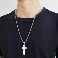 Collier pendentif croix en acier inoxydable style sportif avec motif de baseball et inscription, pour la vente en gros aux revendeurs, style streetwear