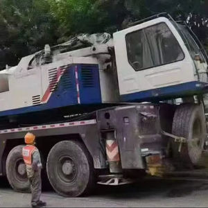 Grúa sobre Camión Zoomlion de 61 Metros de Alcance, 107t, con Motor y Caja de Cambios de Alta Eficiencia, Fabricada en 2010, en Venta - Product Image 1