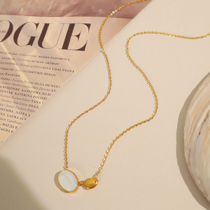 Collar ovalado de nácar con cadena de oro y engaste de bisel para uso diario - Product Image 3