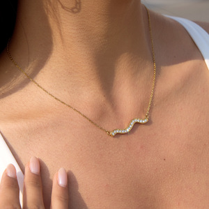Collar con colgante de diamantes de imitación con geometría ondulada, engaste pavé en tono dorado para mujer, joyería de regalo para el tiempo libre - Product Image 3