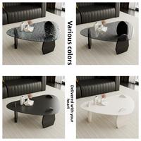 Ensemble de tables basses triangulaires de style minimaliste moderne, dimensions irrégulières, nouveau design en verre trempé et panneaux de bois pour salon.